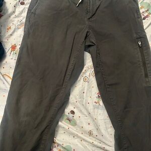 Vuori Men's Dark Gray Cargo Pants rip stop